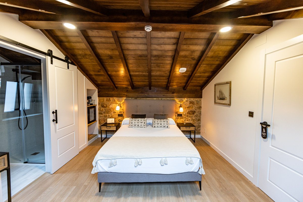 5 - SOLEIRA, Habitación Doble Deluxe Bajo Cubierta en Madera