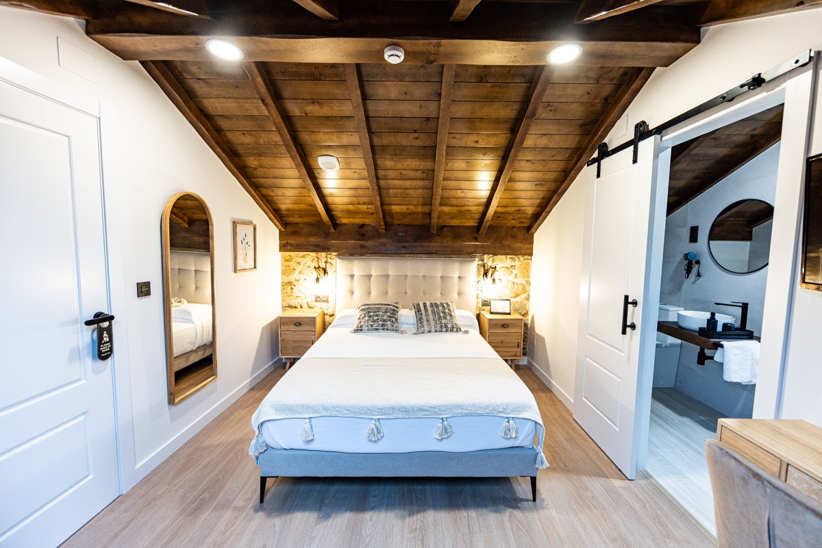 4 - VOLANDEIRA, Habitación Doble Deluxe Bajo Cubierta en Madera