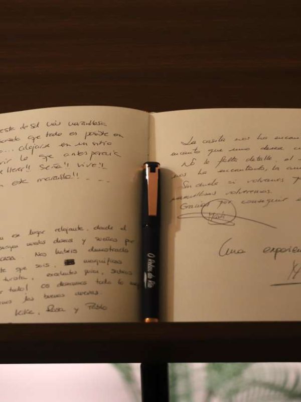 Opiniones de clientes en libro de visitas